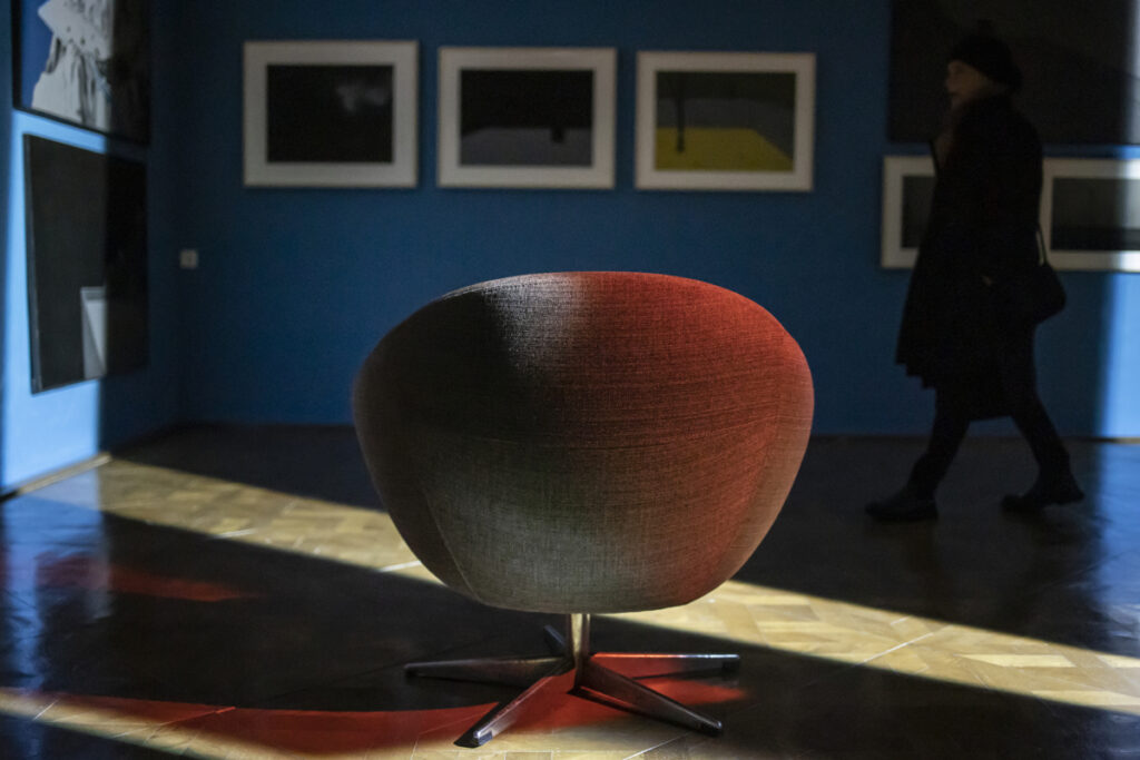 Zmago Jeraj: I take a long step across a windowsill. Foto Urška Boljkovac. Arhiv MGLC